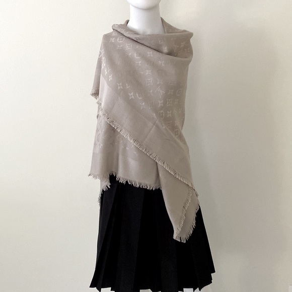 Louis Vuitton LV Logo Large Scarf - Picture 3 of 9